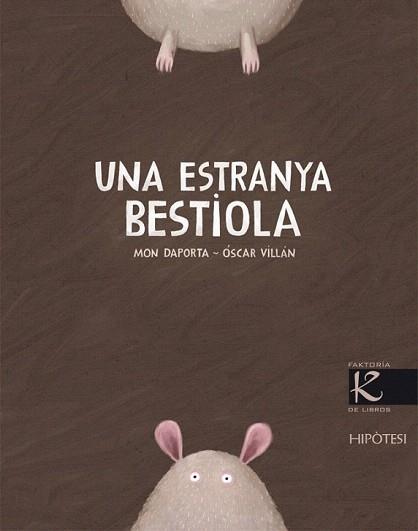 UNA ESTRANYA BESTIOLA (ALBUM IL·LUSTRAT - CARTRO) | 9788493746940 | DAPORTA, MON / VILLAN, OSCAR | Llibreria Aqualata | Comprar llibres en català i castellà online | Comprar llibres Igualada