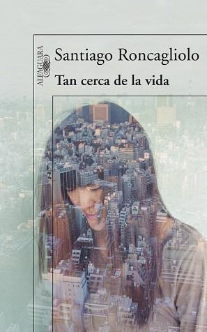 TAN CERCA DE LA VIDA | 9788420406336 | RONCAGLIOLO, SANTIAGO | Llibreria Aqualata | Comprar libros en catalán y castellano online | Comprar libros Igualada