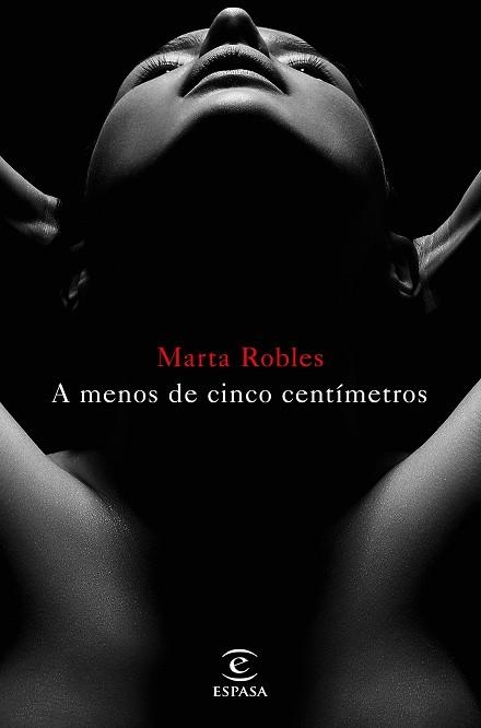 A MENOS DE CINCO CENTÍMETROS | 9788467048957 | ROBLES, MARTA | Llibreria Aqualata | Comprar llibres en català i castellà online | Comprar llibres Igualada