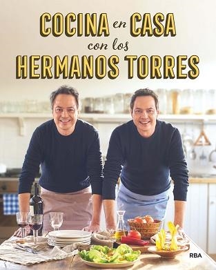 COCINA EN CASA CON LOS HERMANOS TORRES | 9788490567678 | TORRES, JAVIER / TORRES, SERGIO | Llibreria Aqualata | Comprar llibres en català i castellà online | Comprar llibres Igualada