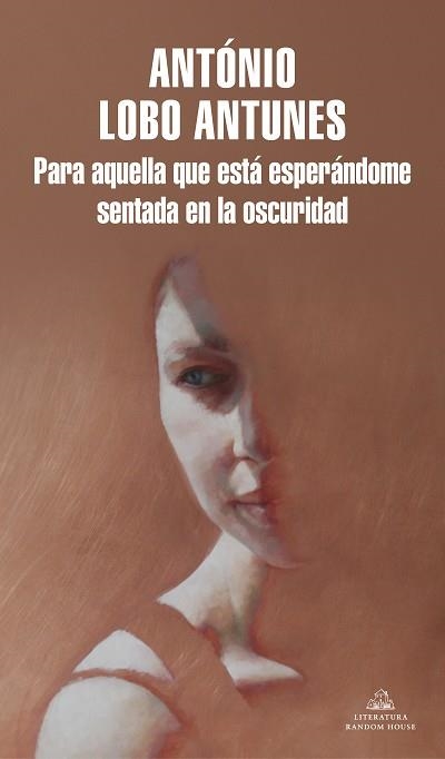 PARA AQUELLA QUE ESTÁ ESPERÁNDOME SENTADA EN LA OSCURIDAD | 9788439738404 | LOBO ANTUNES, ANTÓNIO | Llibreria Aqualata | Comprar libros en catalán y castellano online | Comprar libros Igualada